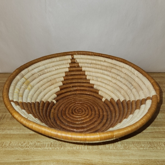 Vintage HandWoven 12” Decorative Bowl Basket Maua Design - Picture 5 of 10